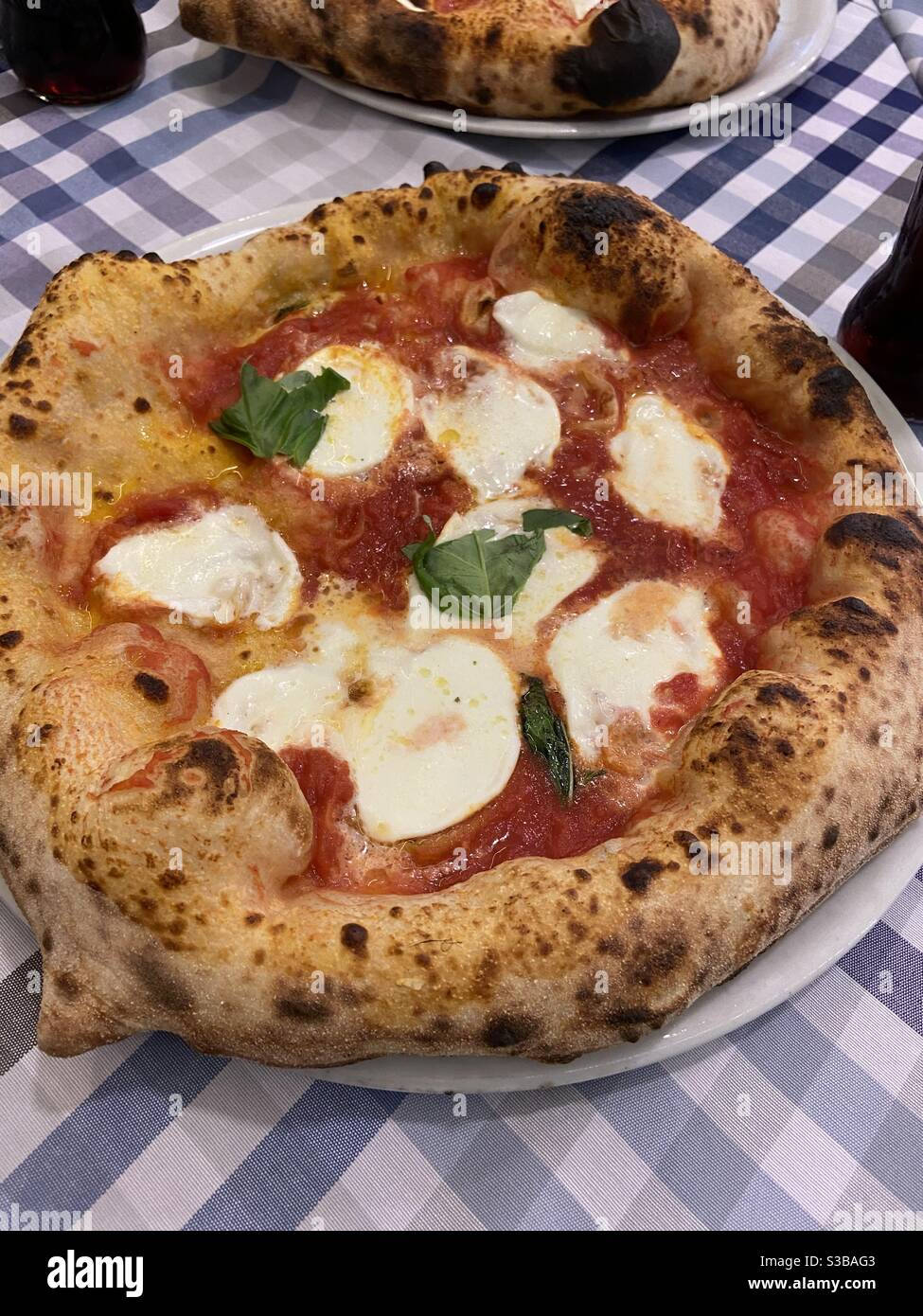 Klassische Margherita Pizza in Neapel Stockfoto
