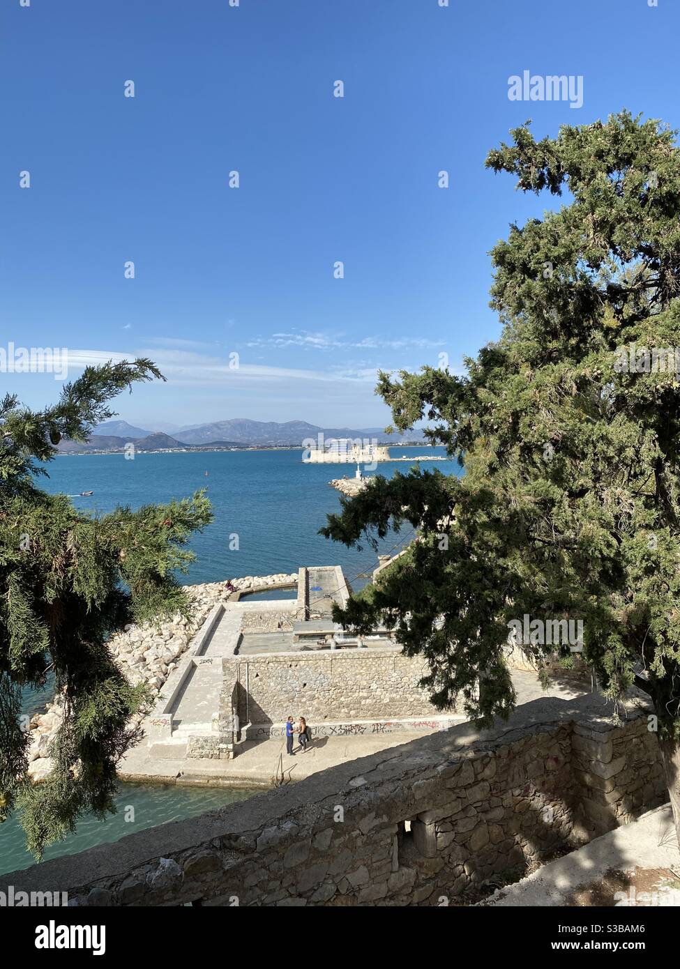 Nafplio Blick auf die Stadt von der Straße zum Schloss. Ansicht des Bourtzi-Denkmals in Griechenland. Stockfoto