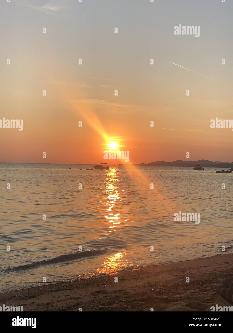 Sonnenuntergang am Meer in Nikiti, Chalkidiki, Griechenland im Sommer. Stockfoto