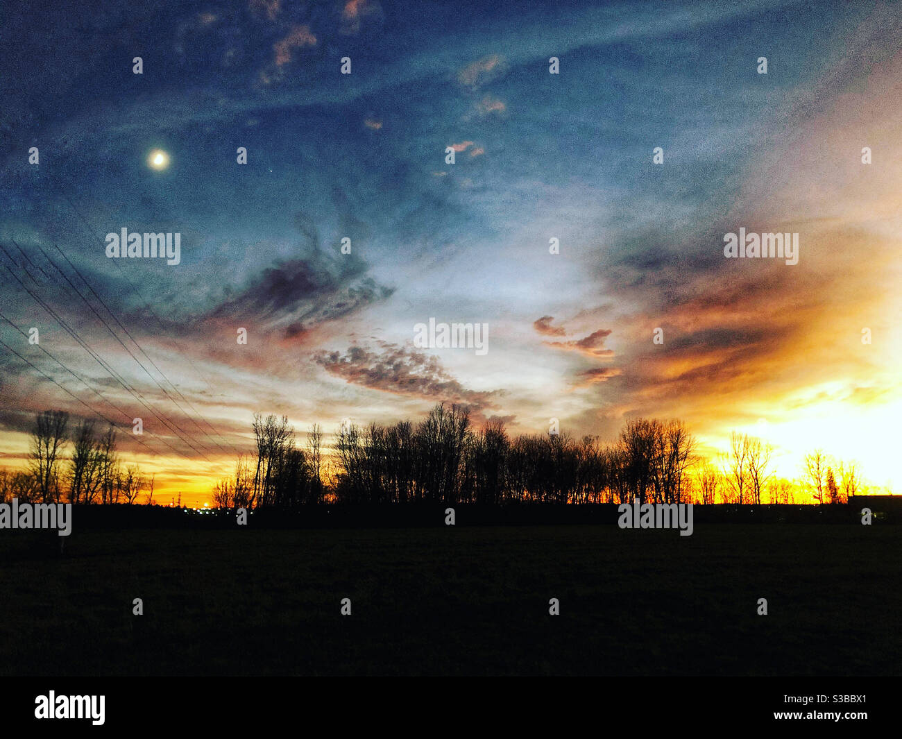 Herbstuntergang. - Smartphone-aufgenommenes Stockfoto