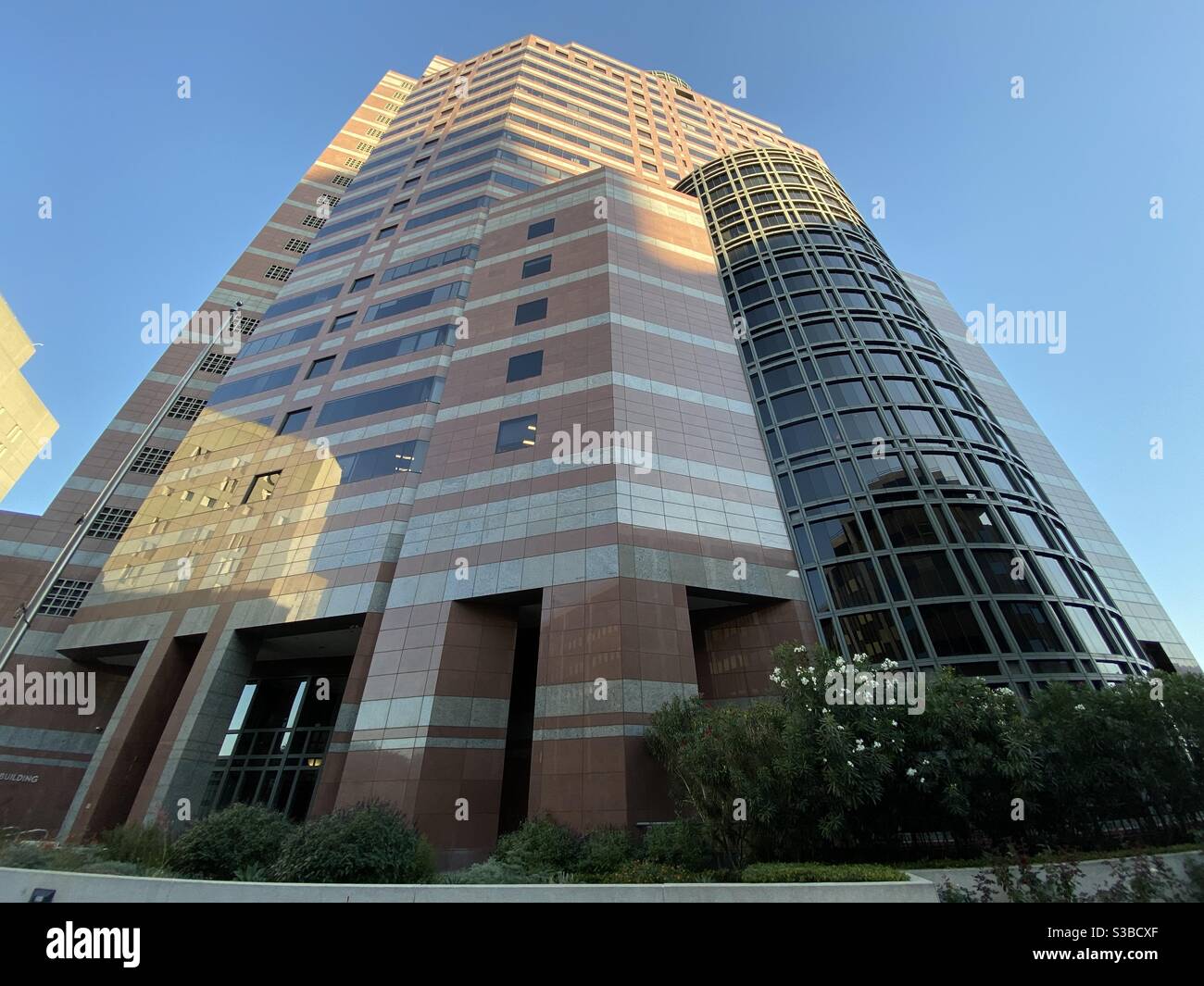 LOS ANGELES, CA, AUG 2020: Blick auf Edward R Roybal Federal Building und United States Courthouse in Civic Center Bereich der Innenstadt Stockfoto