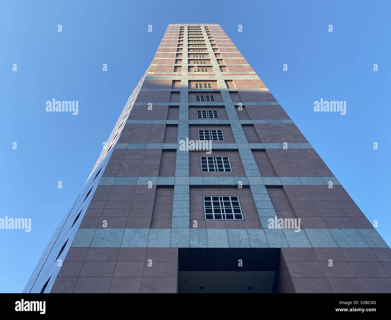 LOS ANGELES, CA, AUG 2020: Seitenansicht des Edward R Roybal Federal Building und des United States Courthouse in der Innenstadt Stockfoto