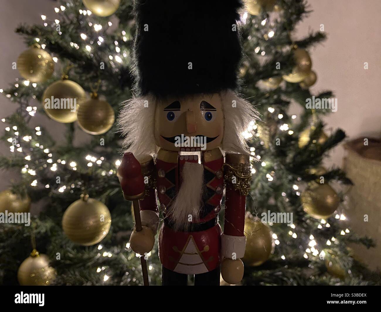 Traditionelles Holzspielzeug, das vor dem Weihnachtsbaum steht. Stockfoto