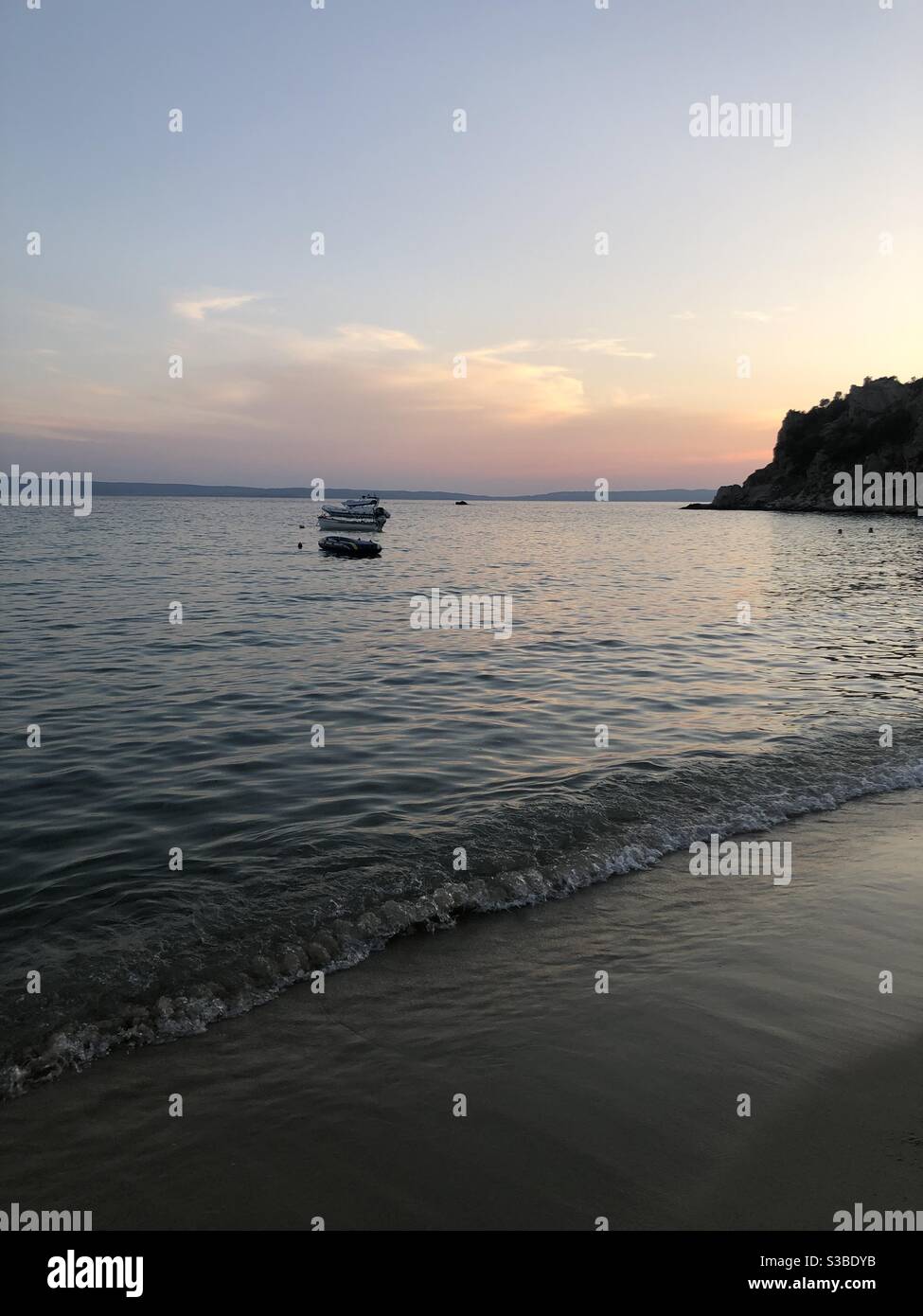 Boote, die in der ruhigen See während der Sonnenuntergangszeit in Ammouliani Insel, Chalkidiki segeln. Stockfoto