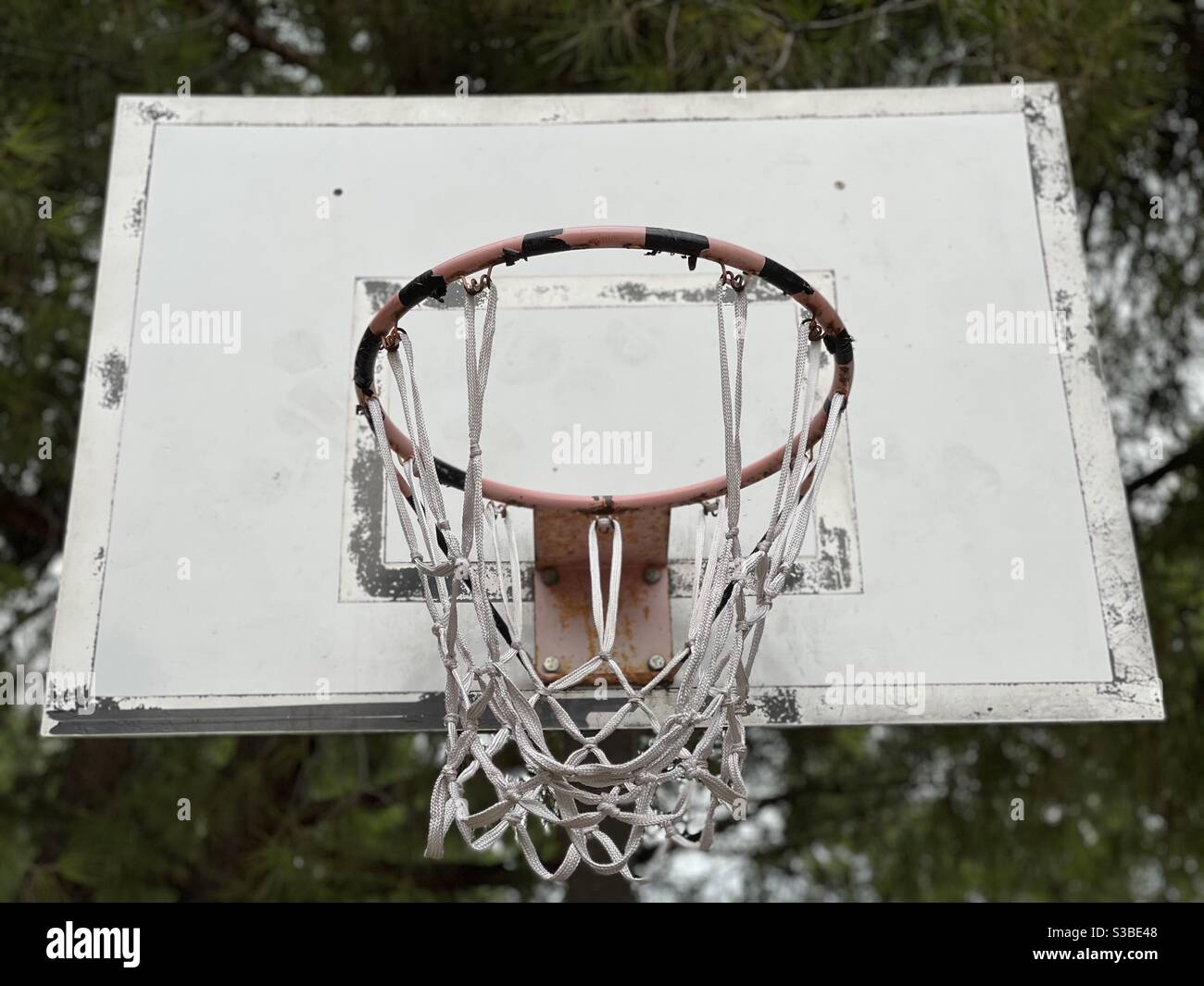 Blick über ein altes verlassene Basketballnetz Stockfoto