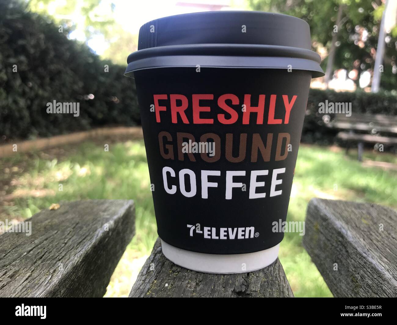 7-Eleven frisch gemahlener Kaffee für 1 Dollar in Sydney, Australien Stockfoto
