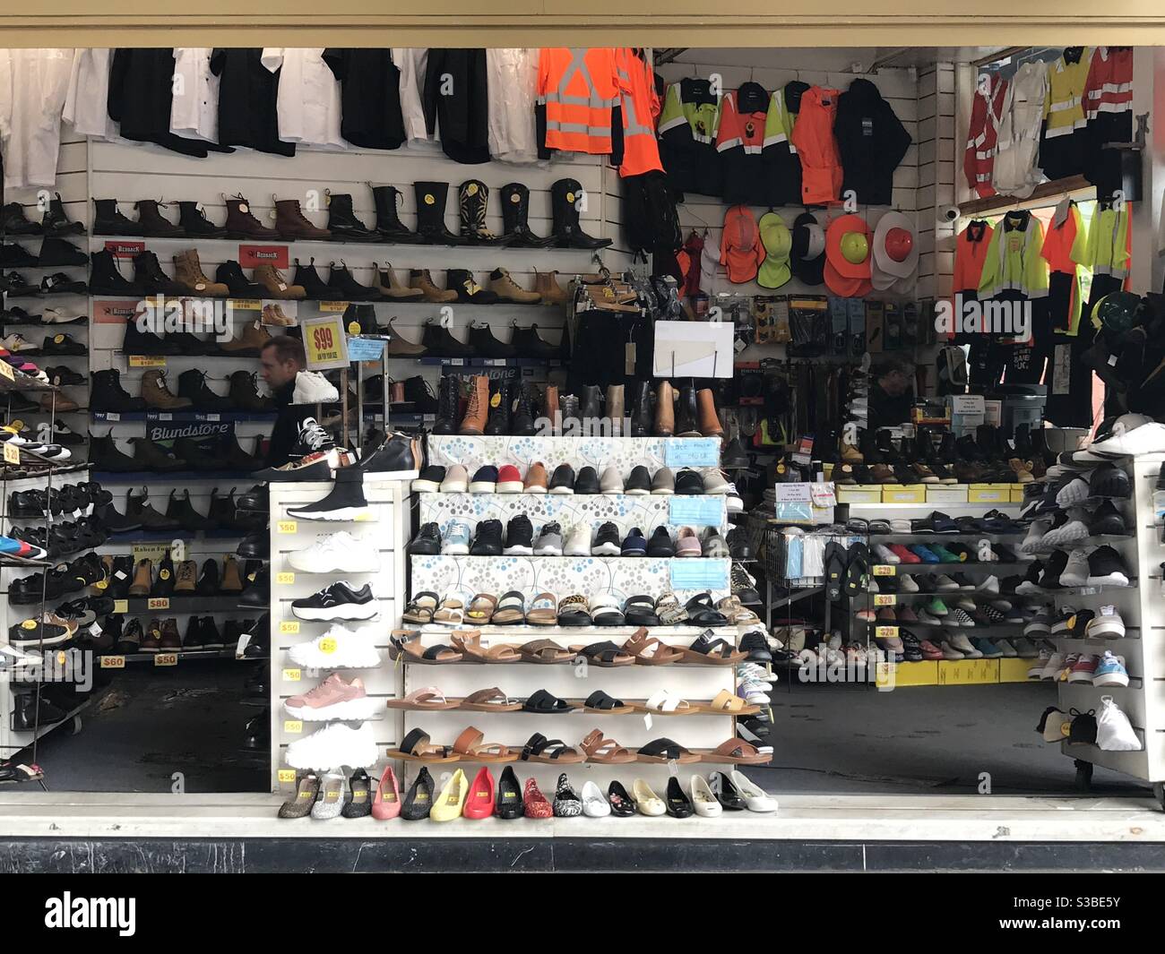 Geschäft in Sydney Verkauf Arbeitskleidung und Schuhe Stockfoto