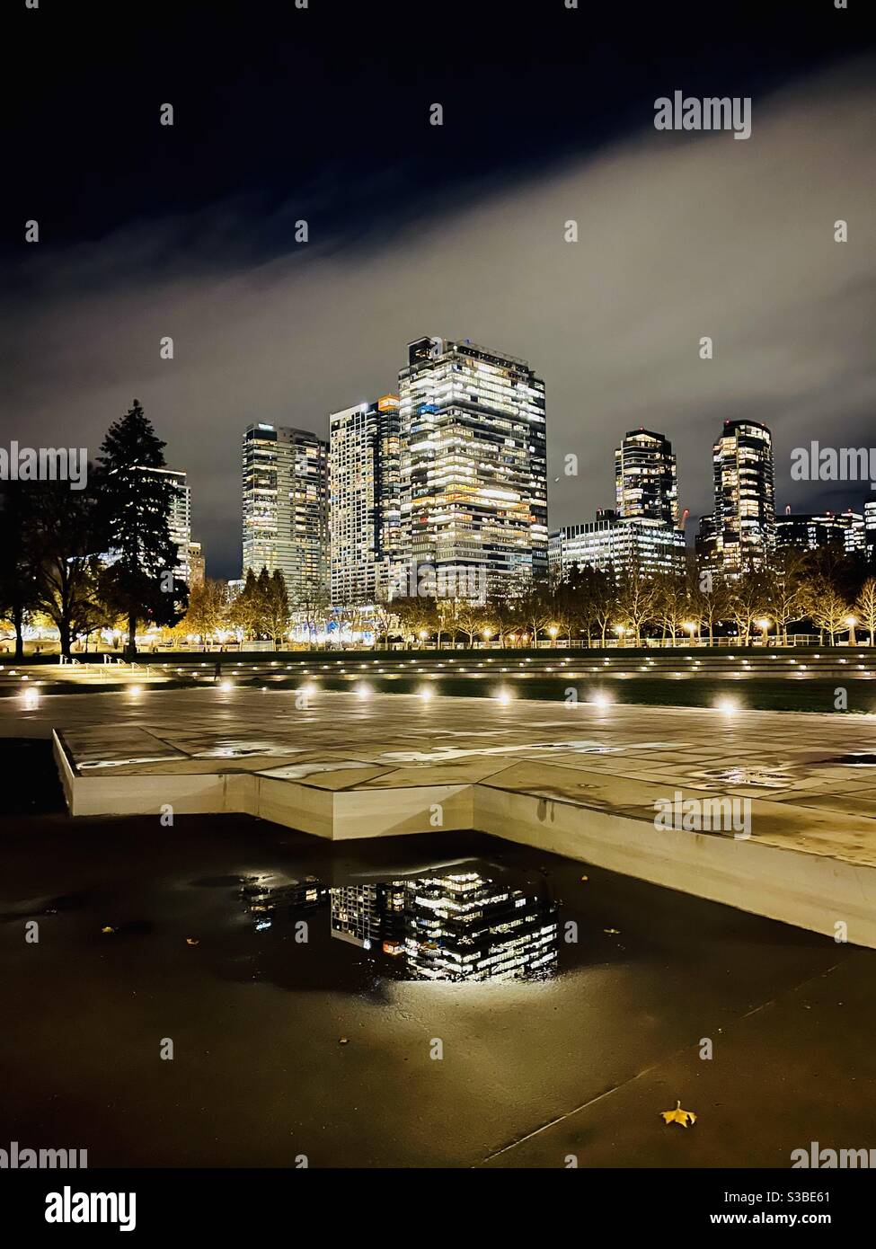 Abendstadt im Nachtlicht. Reflexionen, die auf Wasser aufbauen. Nacht in der Innenstadt. Stockfoto