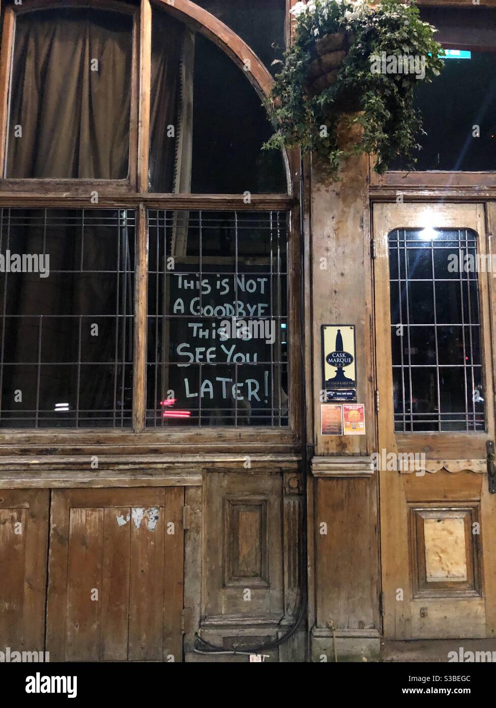 Sehen Sie später vor einem London Pub unterschreiben während der zweiten Sperrung November 2020 - Smartphone-aufgenommenes Stockfoto