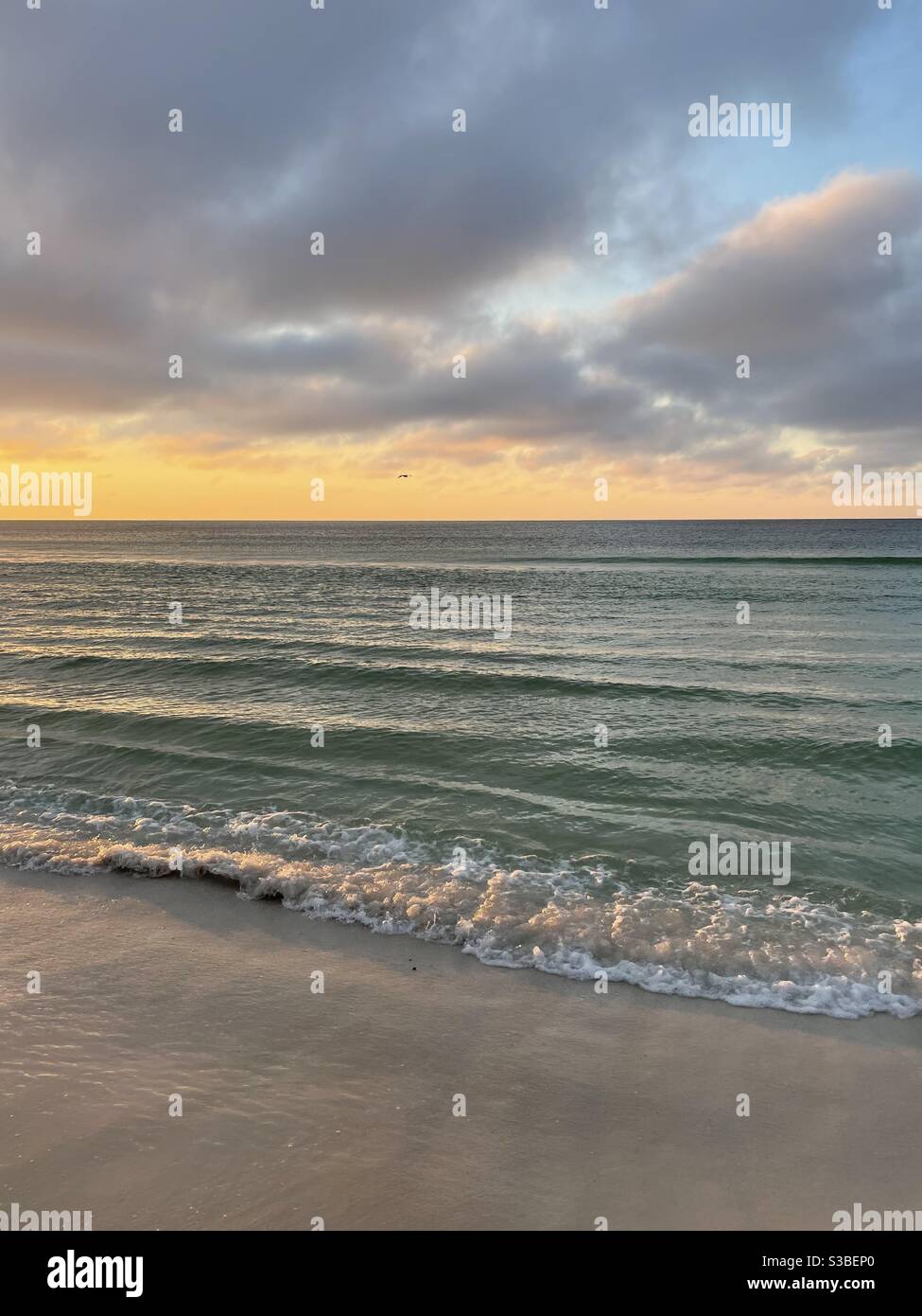 Sonnenaufgang über dem smaragdfarbenen Wasser des Golfs von Mexiko, Florida Stockfoto