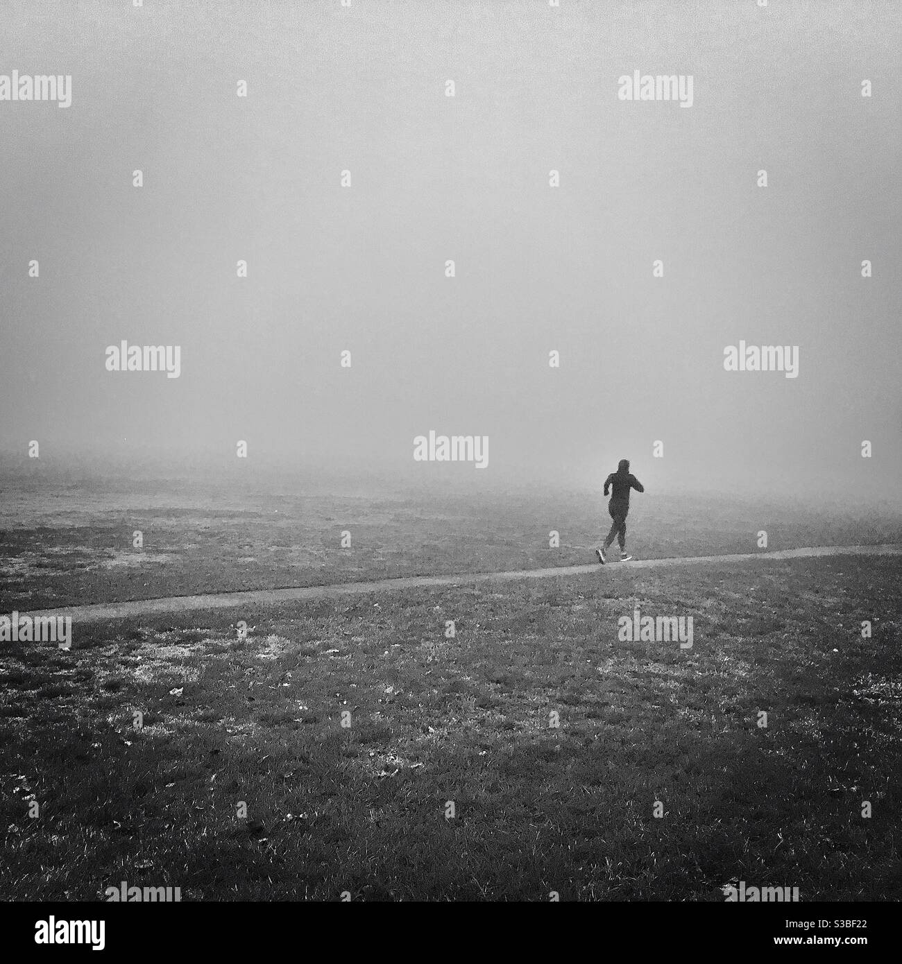 Läufer auf nebligen Blackheath November 2020 - Smartphone-aufgenommenes Stockfoto