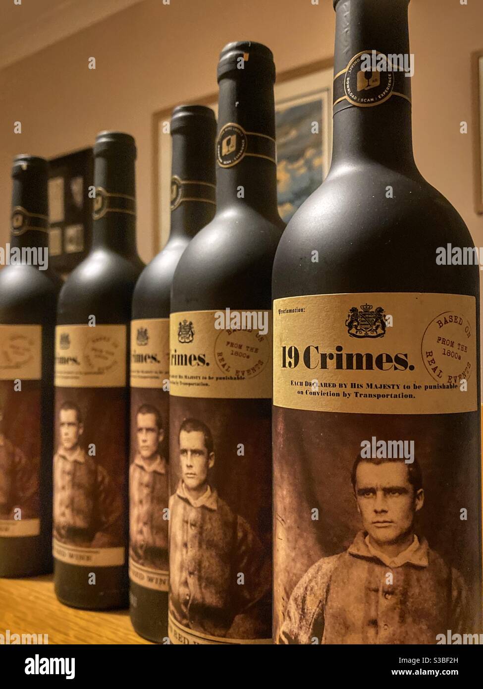 Der Wein heute Abend fünf Flaschen von 19 Crimes rede Wein - Smartphone-aufgenommenes Stockfoto