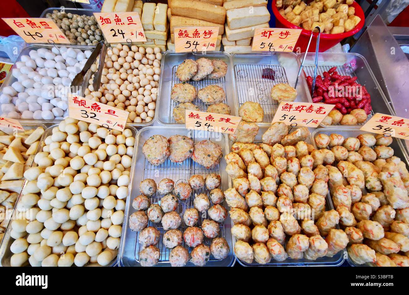 Traditionelle Fischbälle, Krabbenkuchen und andere Meeresfrüchte-Snacks werden auf einem Markt in Hongkong verkauft. Stockfoto