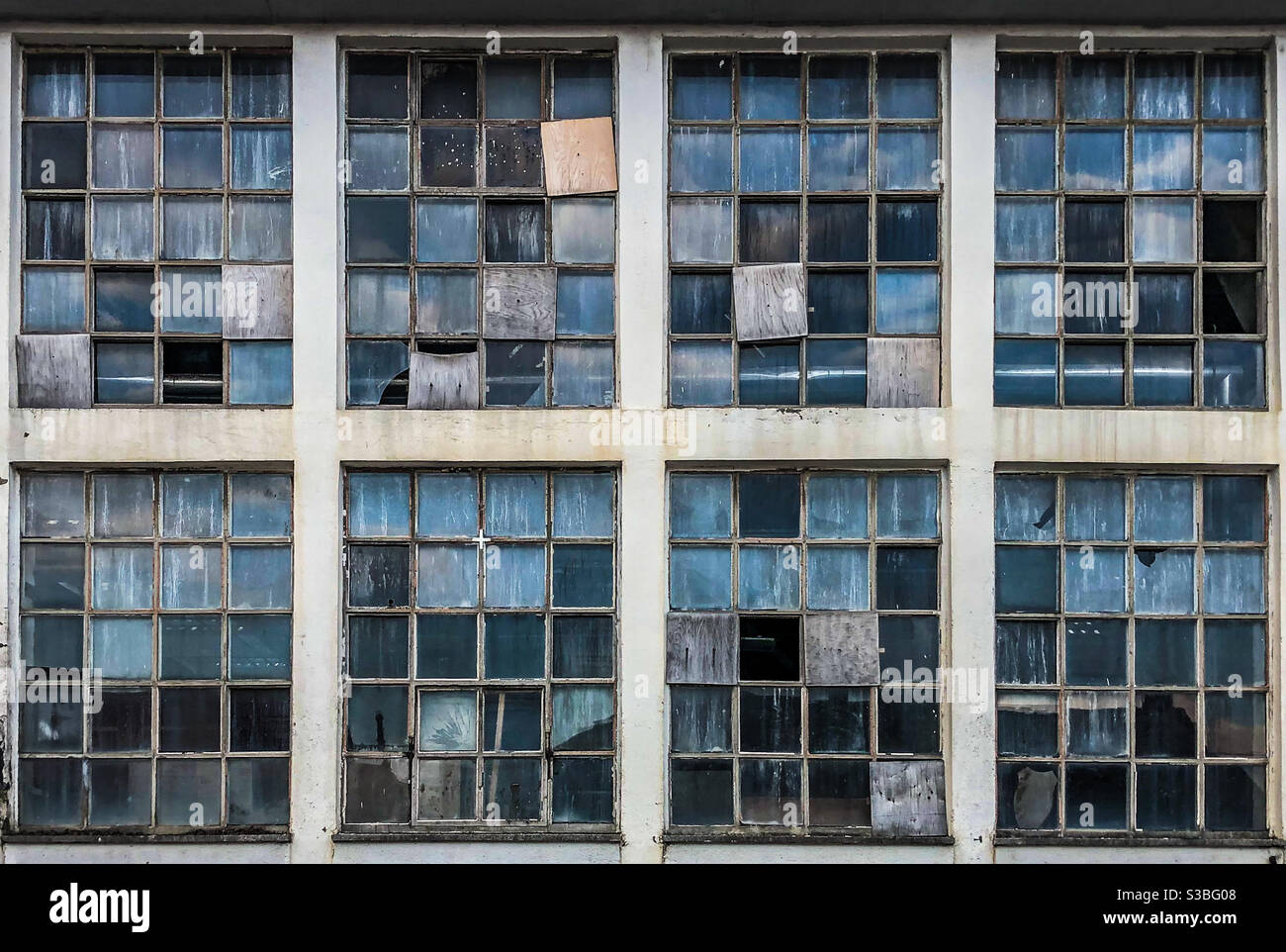 Zerbrochene Fenster an einem verlassenen Gebäude - Smartphone-aufgenommenes Stockfoto