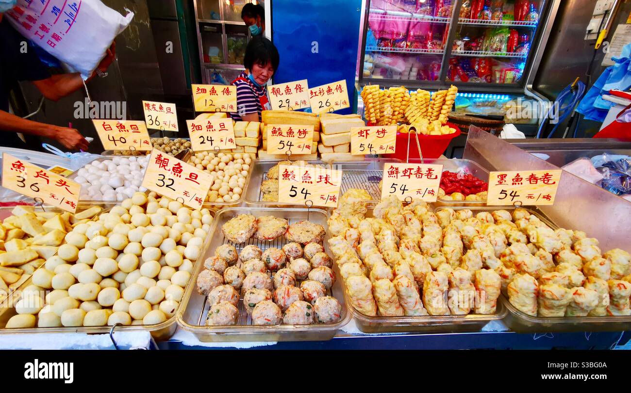 Traditionelle chinesische Fisch- und Garnelenkugeln, Tofu, Krabbenkuchen und andere auf dem Wan Chai Markt verkauft. Stockfoto