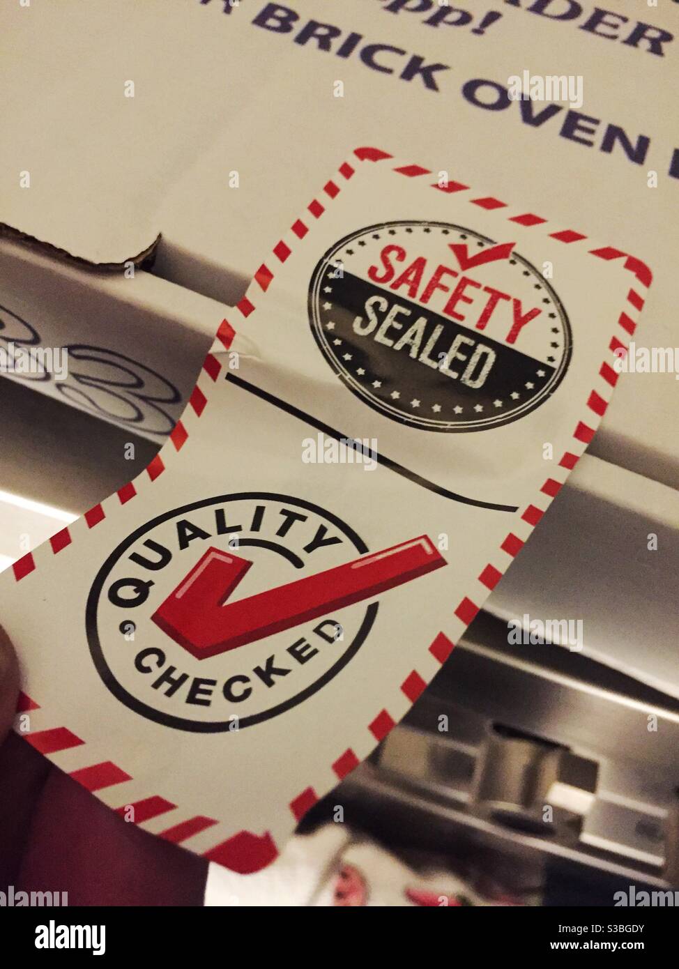 Qualität überprüft Aufkleber Versiegelung einer Hause Lieferung Pizza-Box, New York City, USA Stockfoto
