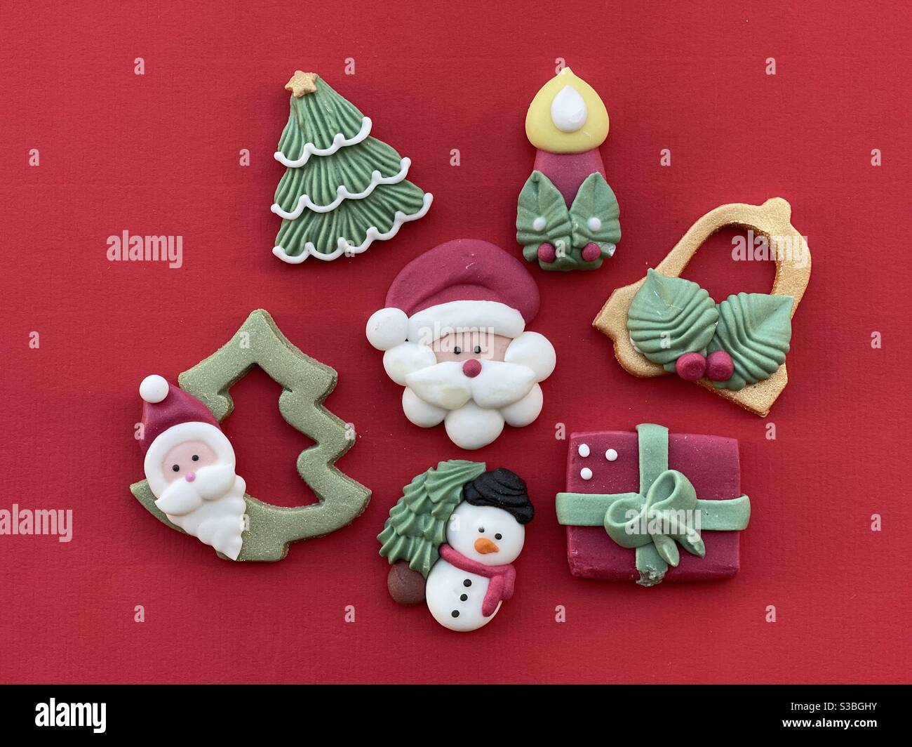 Marzipan Weihnachten Symbole auf rotem Hintergrund Stockfoto