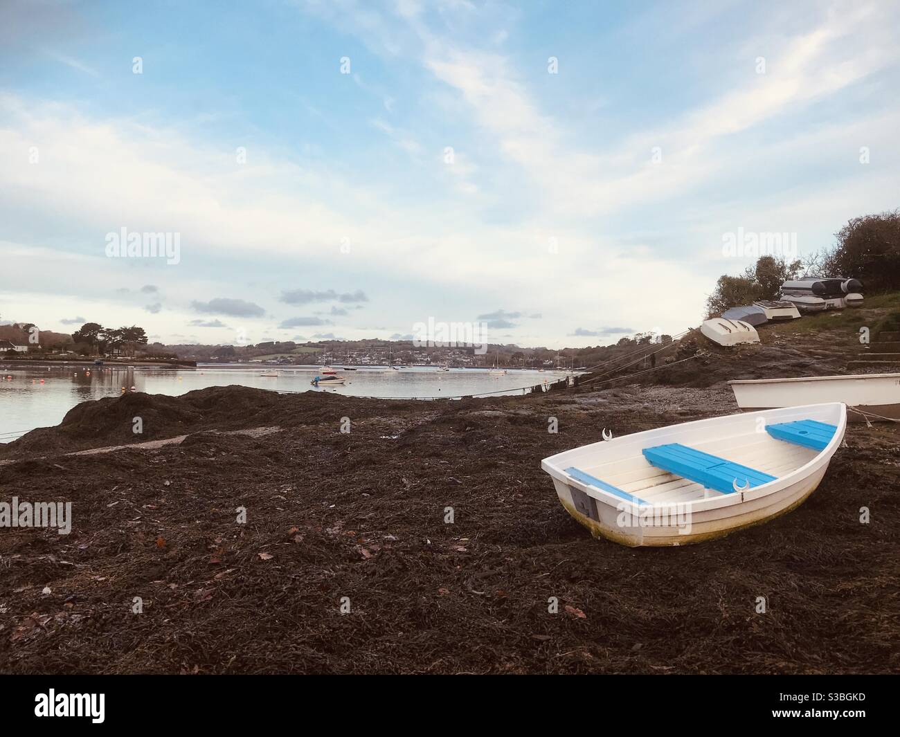 Blaues und weißes Beiboot am Restronguet Point - Smartphone-aufgenommenes Stockfoto