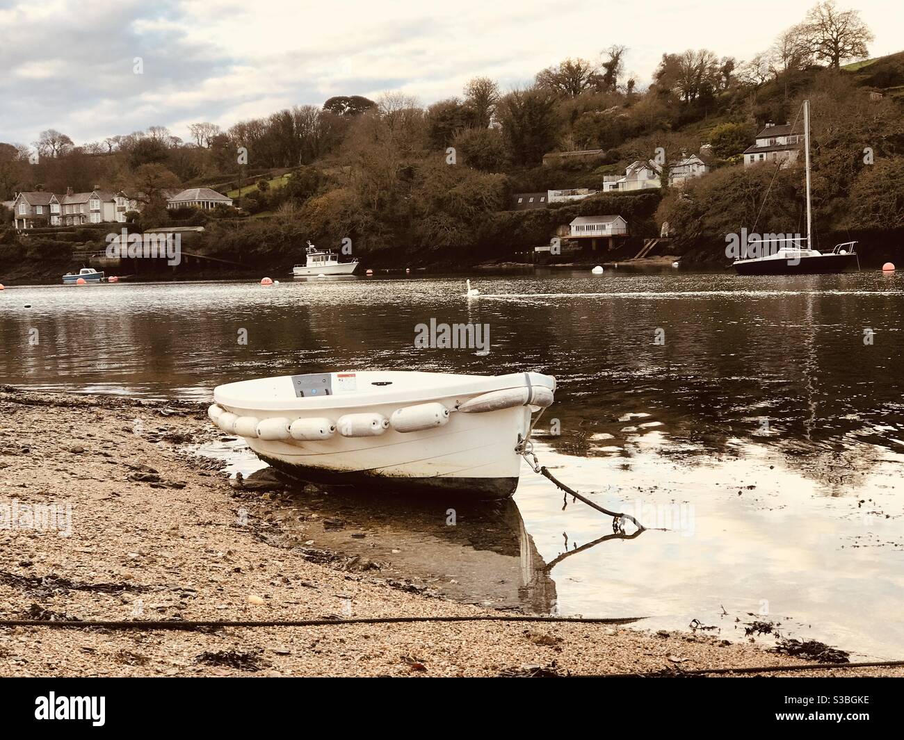 Weißes Beiboot am Restronguet Point - Smartphone-aufgenommenes Stockfoto
