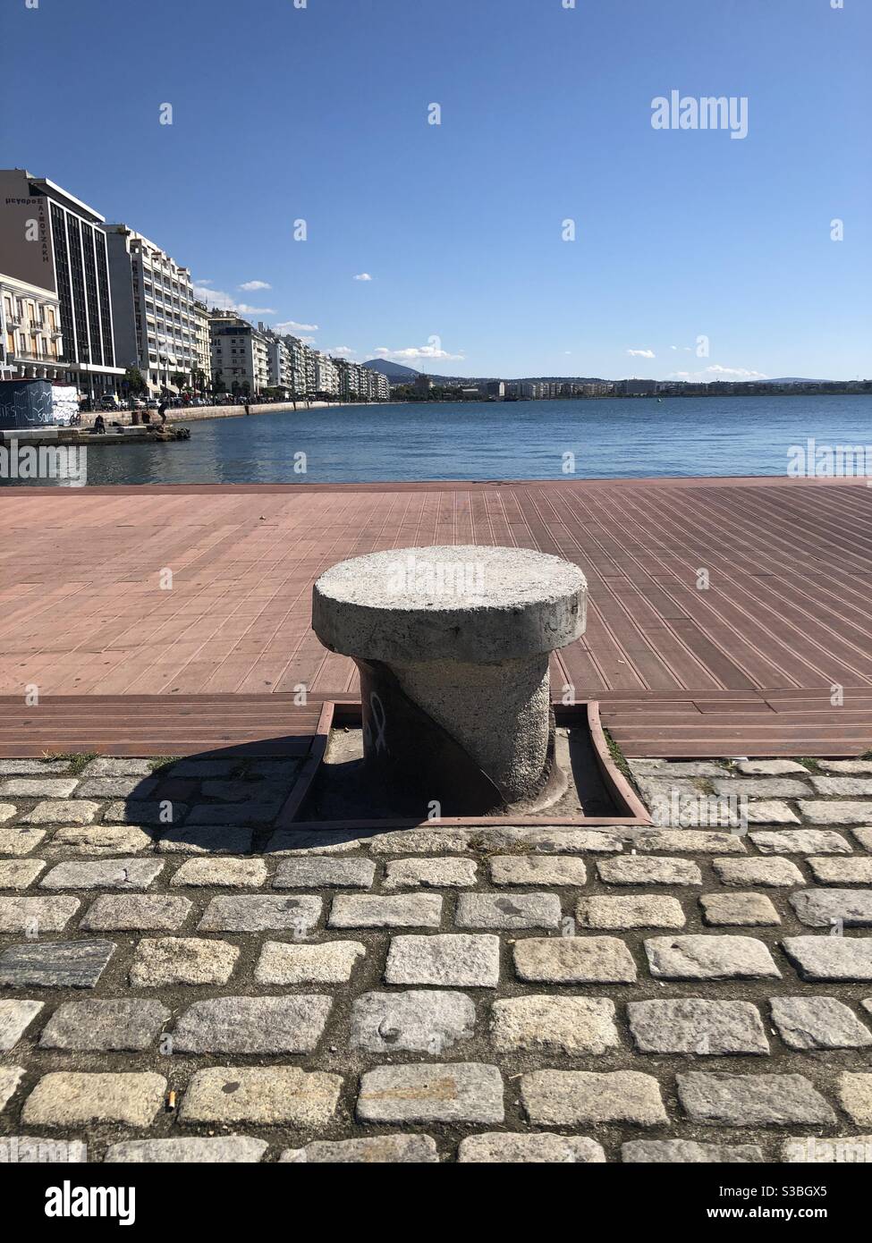 Zementzylinder schmückt den alten Hafen von thessaloniki Stadt in Griechenland. Stockfoto