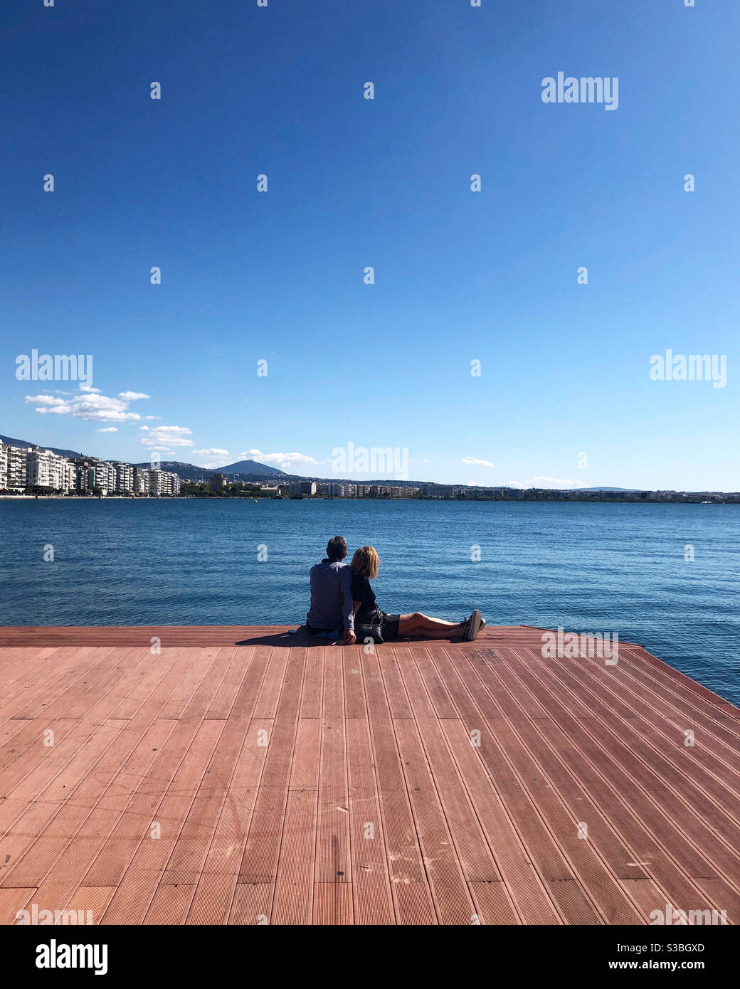 Paar während einer romantischen Zeit im alten Hafen von thessaloniki Stadt. Stockfoto