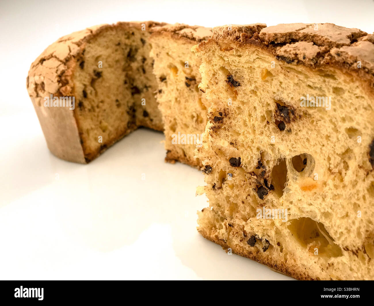 Panettone, klassische Weihnachten Mailand Dessert mit Rosinen und Schokolade, close-up Scheiben isoliert auf weiß - Smartphone-aufgenommenes Stockfoto