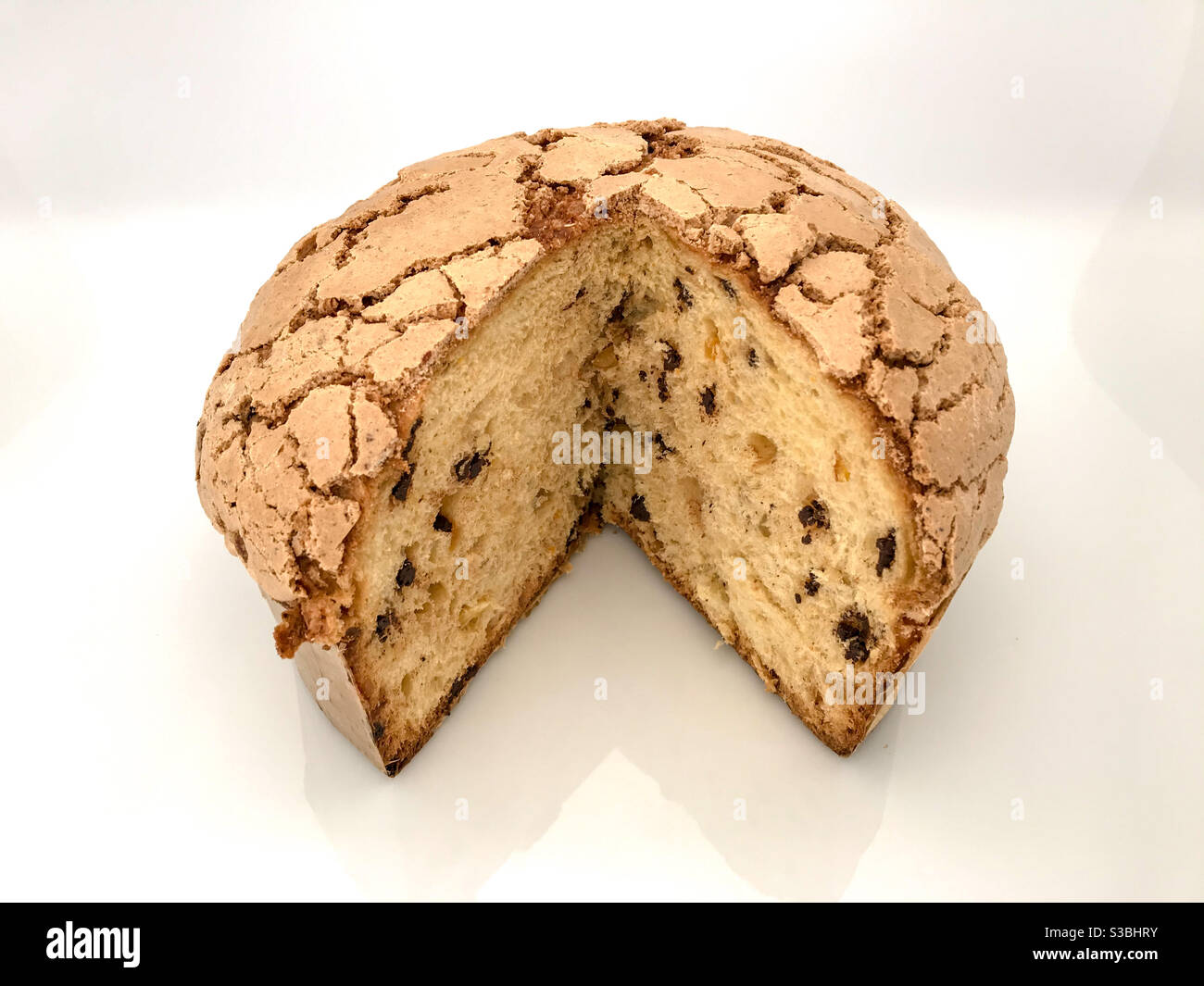 Panettone, klassisches Weihnachts-Mailänder Dessert mit Rosinen und kandierten Orangen, auf Weiß isolierter Kuchen Stockfoto