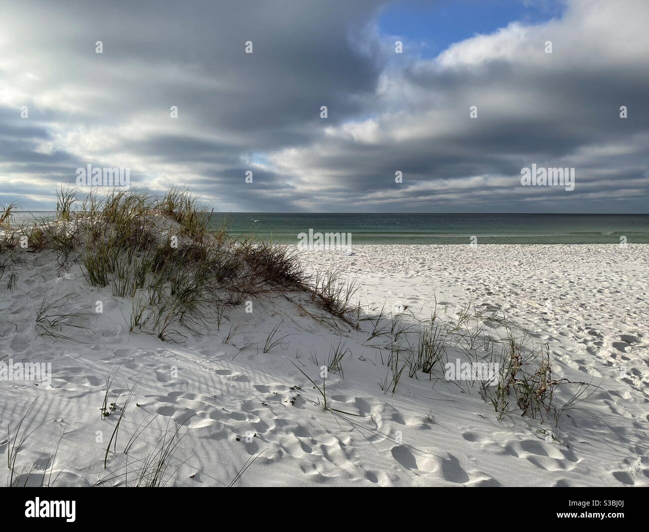 Am frühen Morgen Sonne scheint auf weißem Sand Florida Strand mit wolkiger Himmel - Smartphone-aufgenommenes Stockfoto