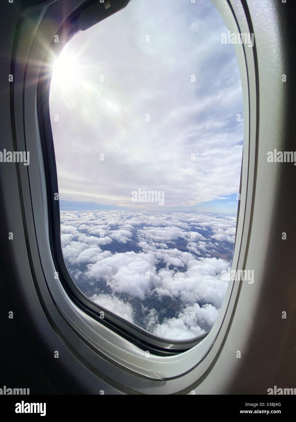 Sunburst durch Flugzeugfenster Stockfoto