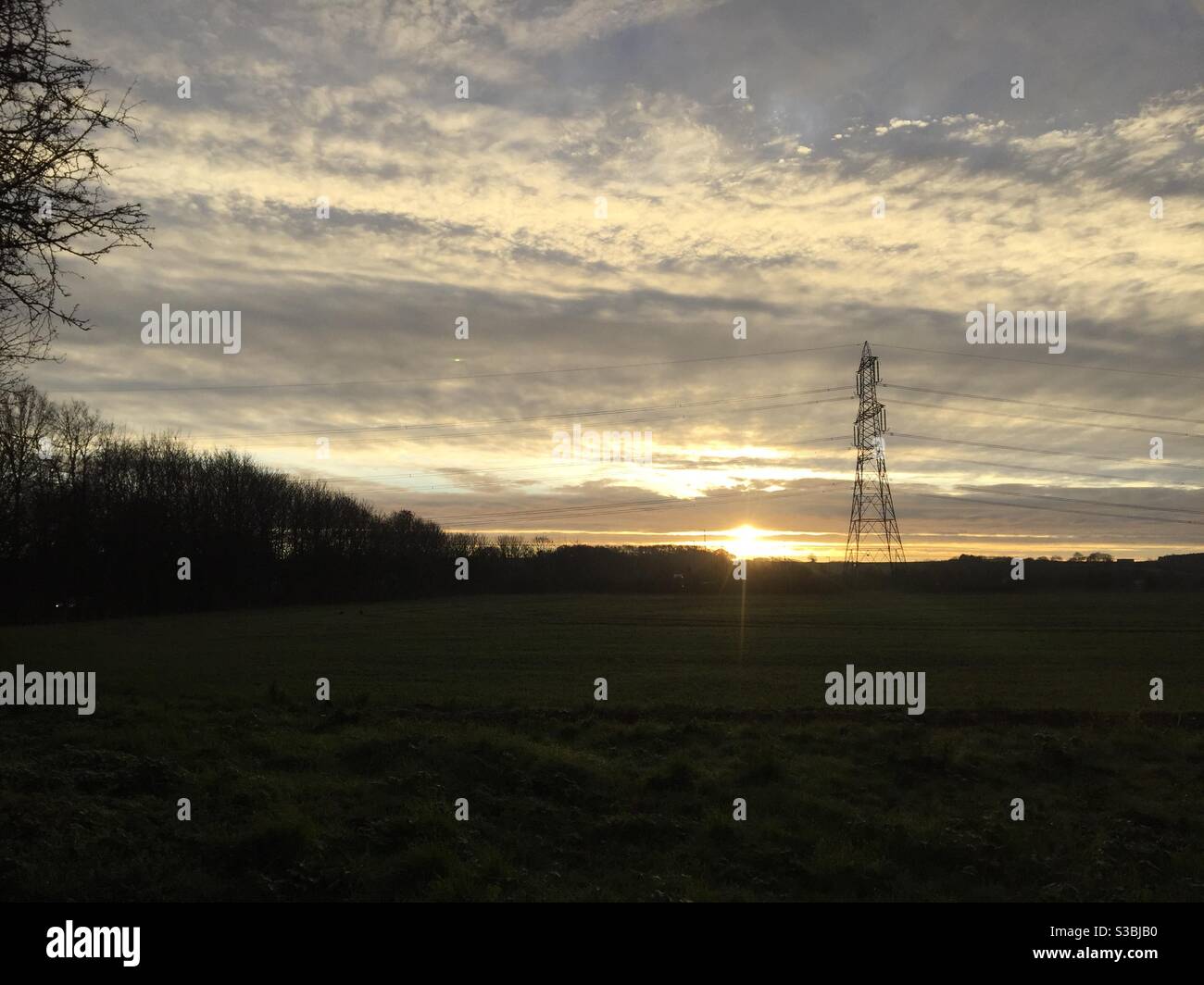 Morgenspaziergänge Sonnenaufgang über den Feldern Stockfoto