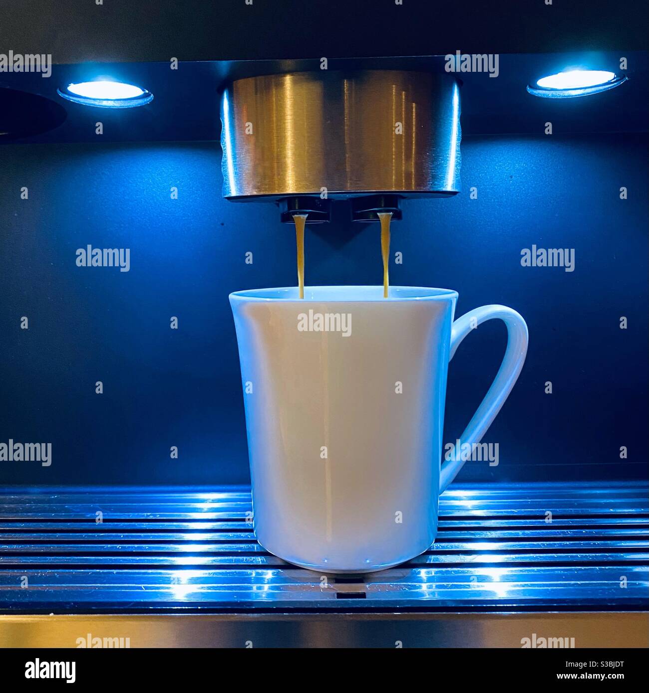 Nahaufnahme eines Kaffees, der mit einem automatischen Zuhause zubereitet wird Espressomaschine Stockfoto