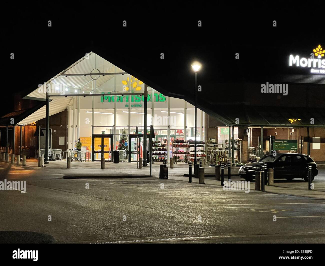 Supermarkt in der Nacht - Smartphone-aufgenommenes Stockfoto