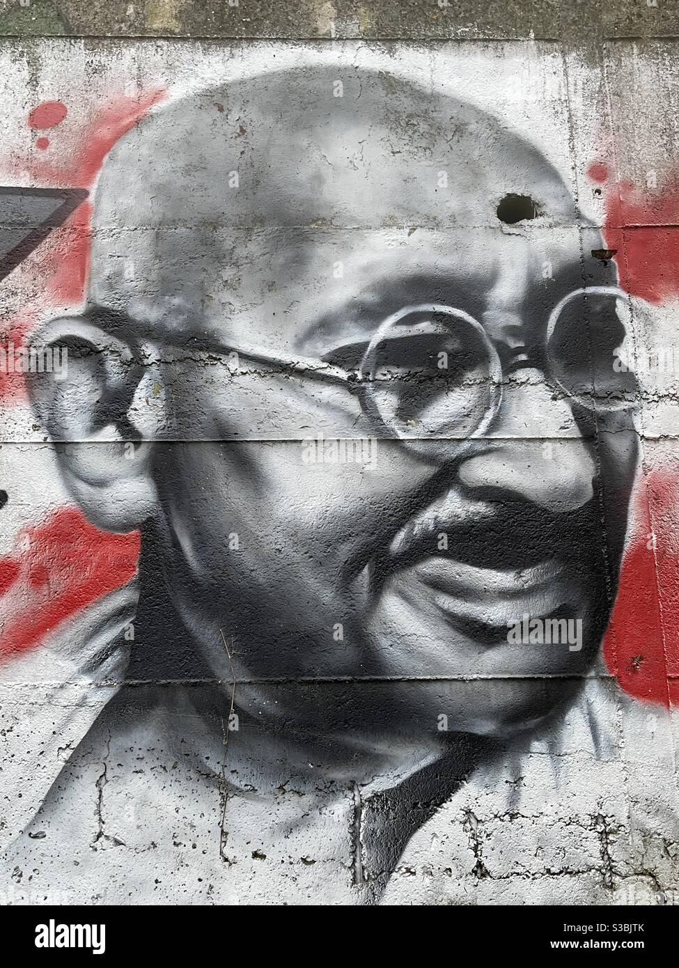 Mahatmas Portrait Airbrush Design Gandhī einer Stadtmauer Stockfoto