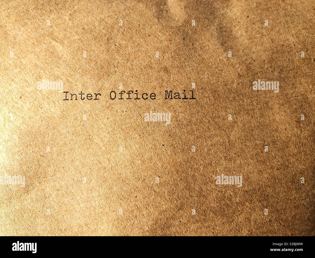 Vintage-Umschlag mit Typ, der besagt, Inter Office Mail. Gefüllt mit tatsächlichen physischen Briefen und Papierkram - Smartphone-aufgenommenes Stockfoto