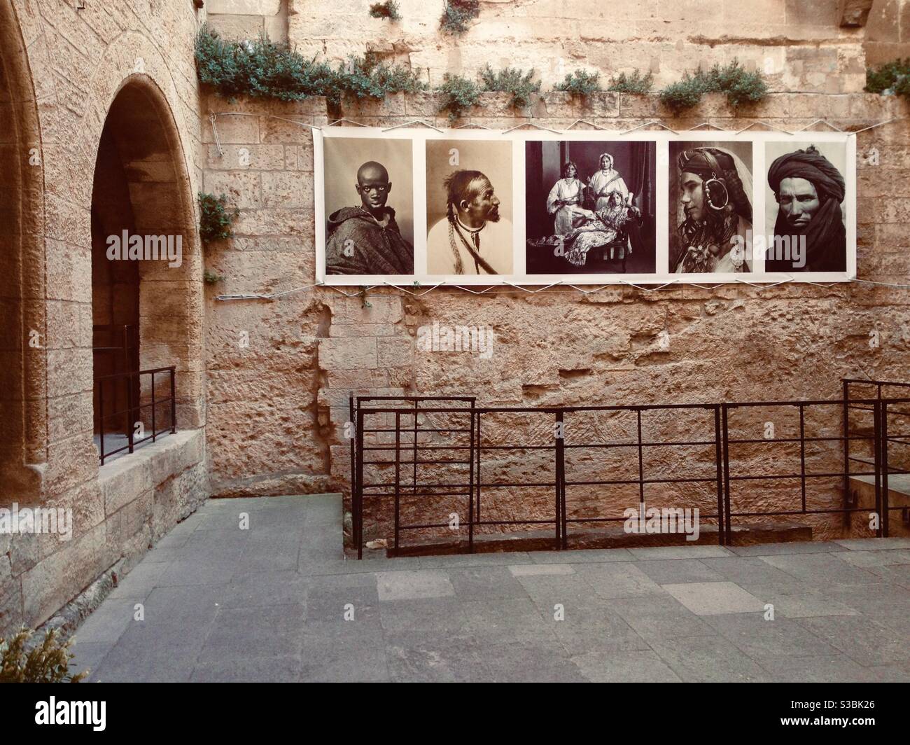 Fotoausstellung marokkanischer Motive in Les Baux-de-Provence, Frankreich. Stockfoto