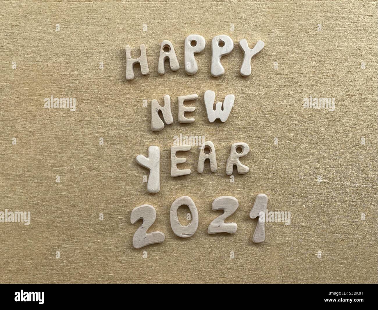 Frohes neues Jahr 2021 mit hölzernen Buchstaben und Zahlen Stockfoto