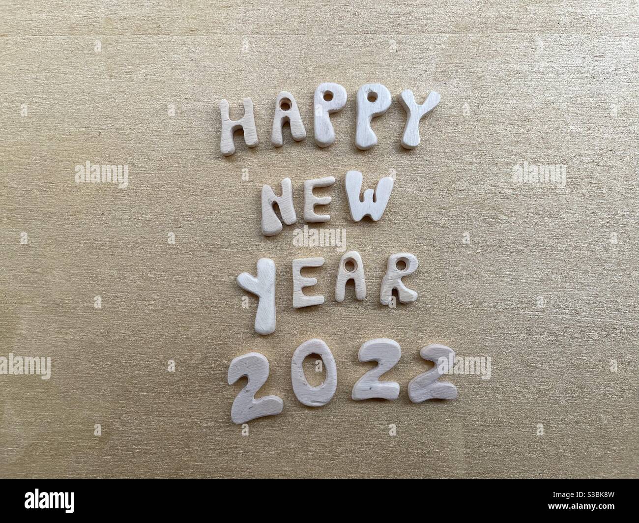 Frohes neues Jahr 2022 mit hölzernen Buchstaben und Zahlen Stockfoto