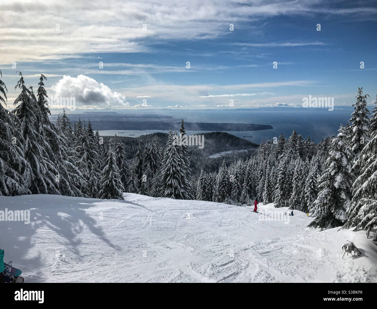 Skipiste am Cypress Mountain mit Blick auf Point Grey und den Pazifik in British Columbia, Kanada Stockfoto