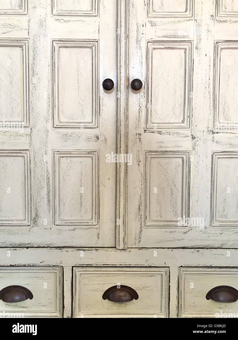 Holzschrank, der weiß lackiert wurde Stockfoto