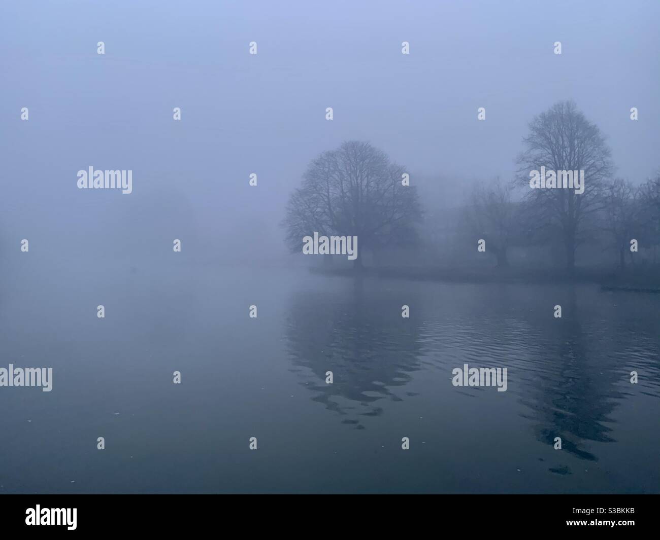 Nebliger Morgen auf dem Fluss Ouse in Bedford, England Stockfoto