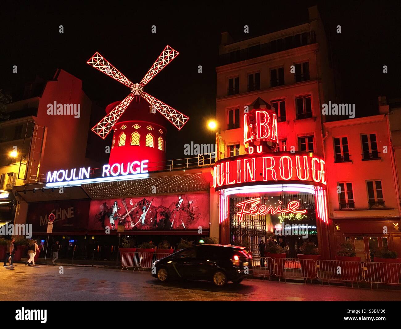 Moulin Rouge in Paris bei Nacht - Smartphone-aufgenommenes Stockfoto
