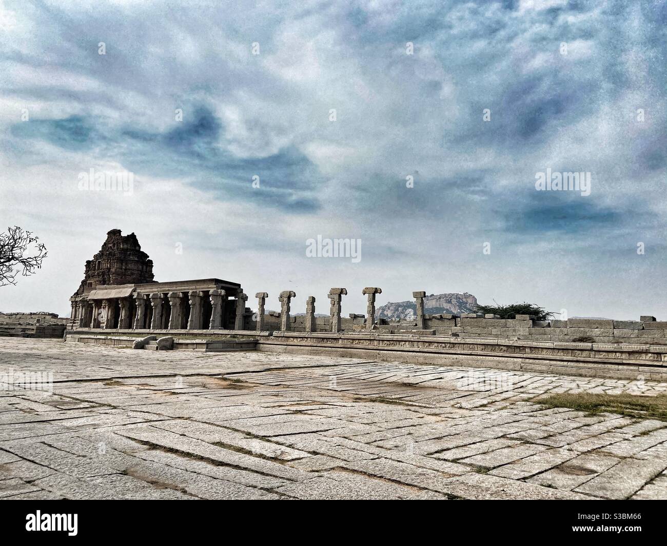Der schöne Vijaya Vittala Tempel in Hampi ist für seine alte Architektur bekannt. Stockfoto