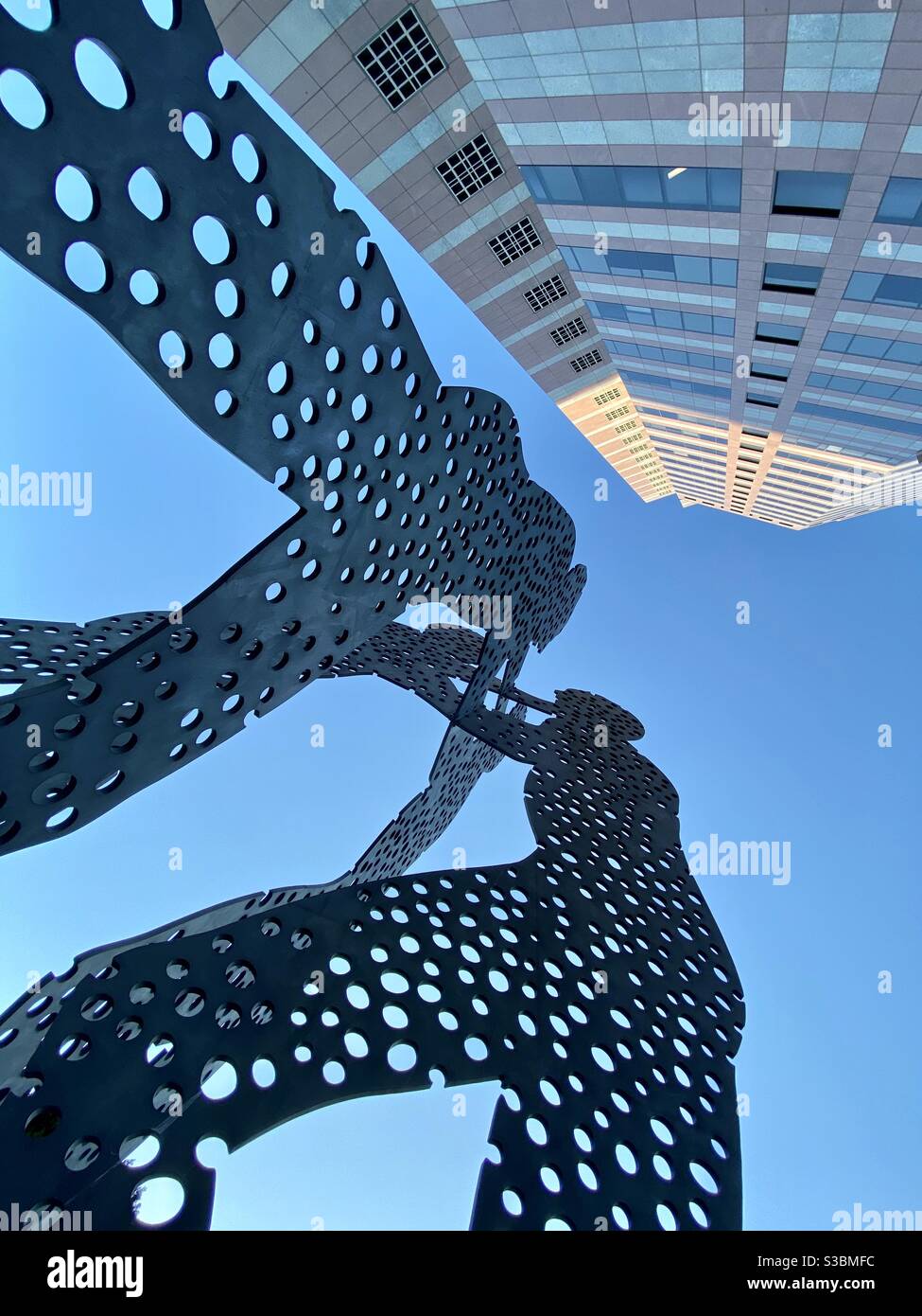 LOS ANGELES, CA, 2020. AUGUST: Downtown, Blick von unten zeigt die Skala von Molecule man, drei riesige menschliche Aluminiumformen mit Löchern, die Moleküle darstellen, entworfen vom amerikanischen Künstler Jonathan Borofsky Stockfoto