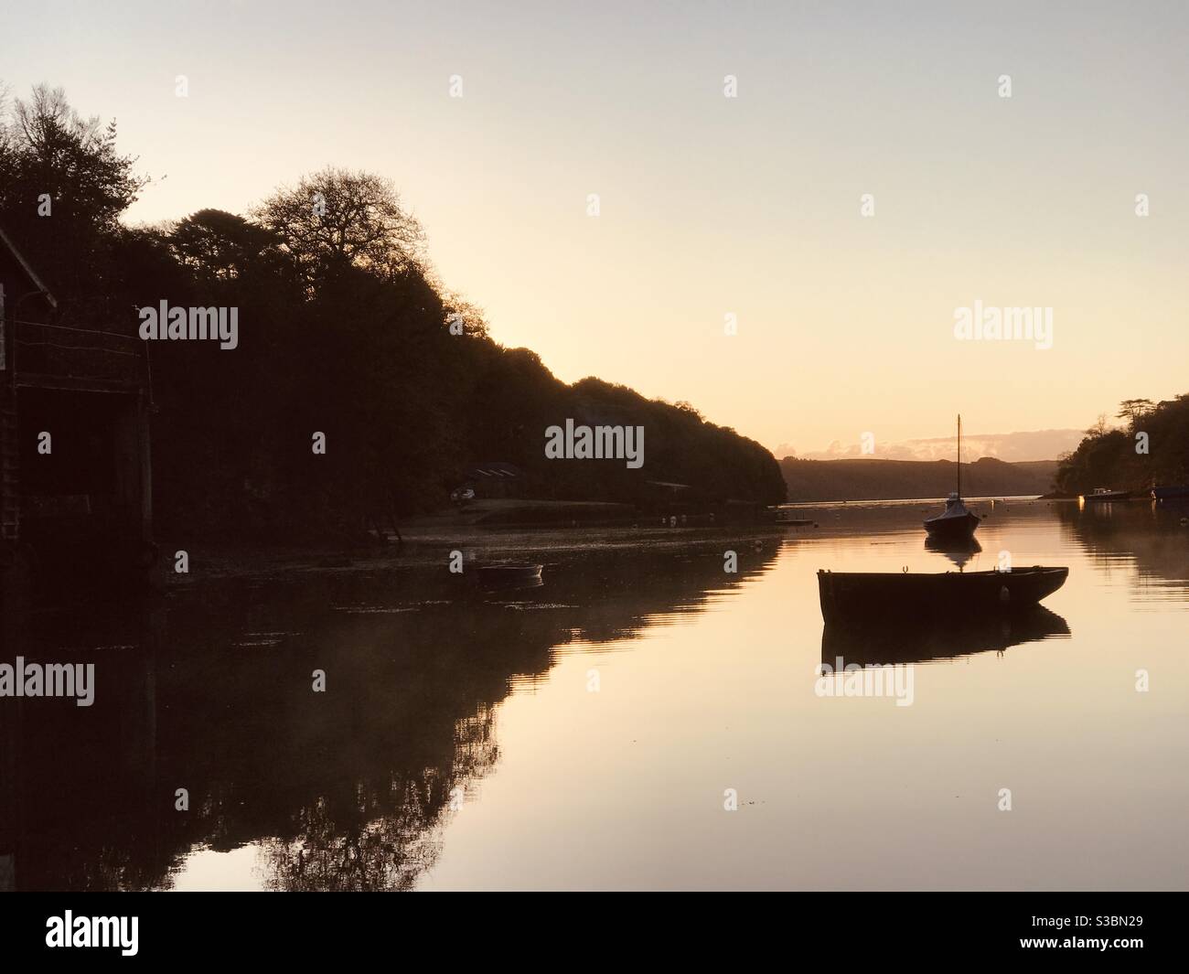 Dezember Schlauchboot Silhouette in pill Creek - Smartphone-aufgenommenes Stockfoto