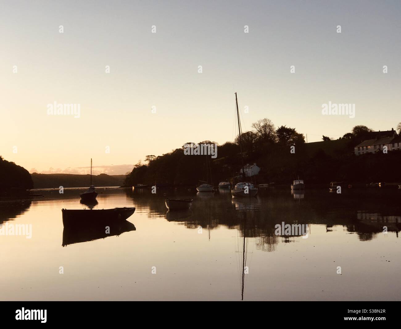 dinghy dämmert Silhouette in pill Creek herbstliche Idylle - Smartphone-aufgenommenes Stockfoto