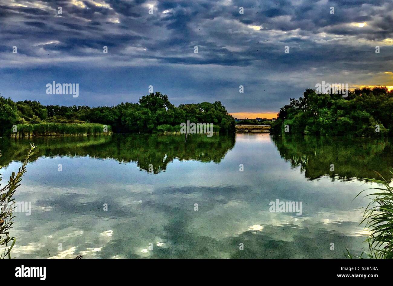 See Reflexionen bei Sonnenuntergang Stockfoto