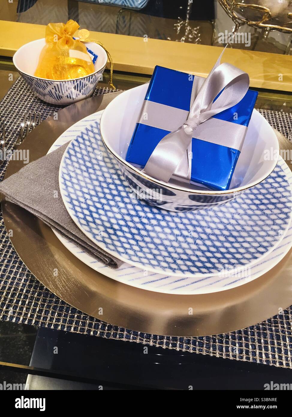 Gehobene Urlaubsgeschenk-Anzeige in der Haushaltswarenabteilung eines Kaufhauses, USA - Smartphone-aufgenommenes Stockfoto