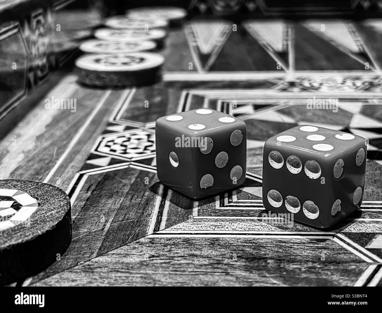 Schwarz-weißes Bild eines Backgammon-Boards Stockfoto