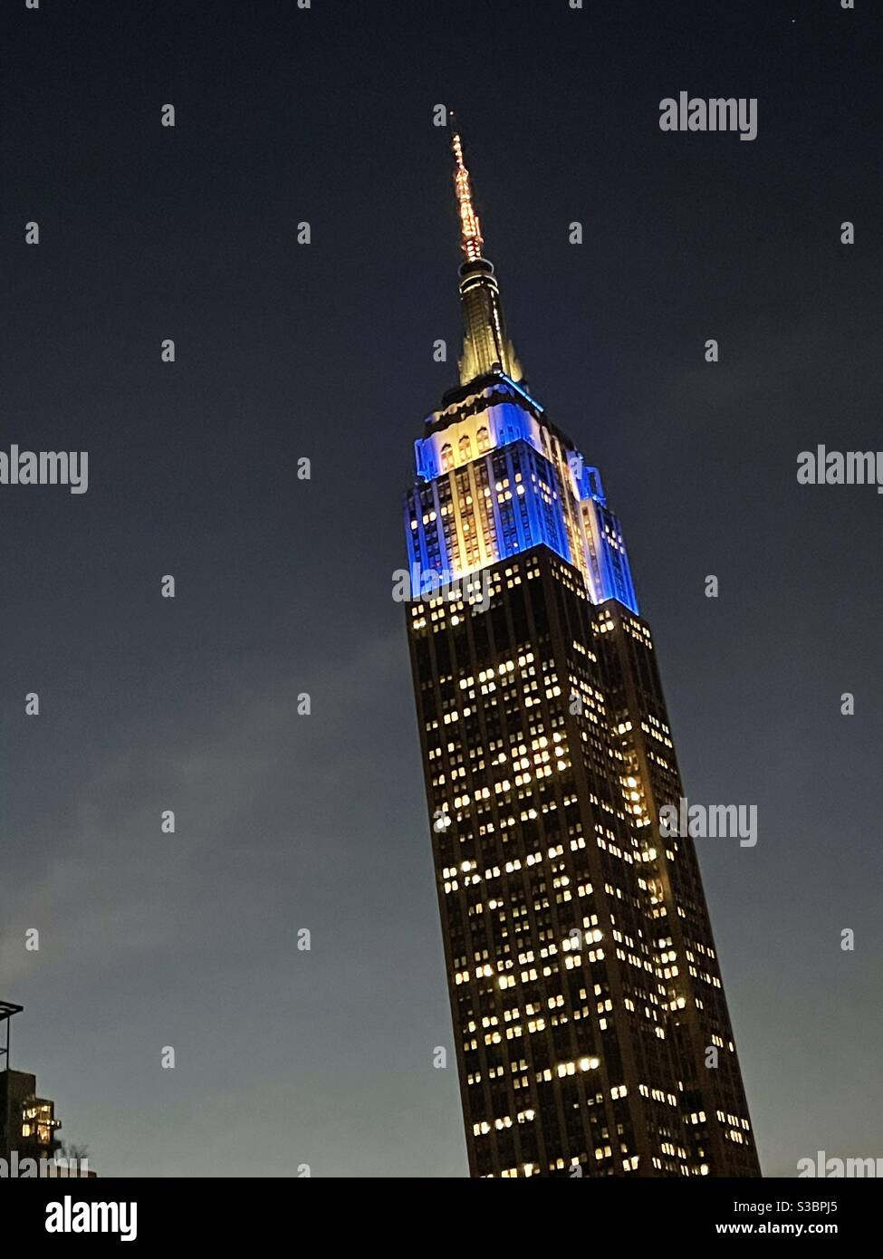 Empire State Building bei Abendlicht. - Smartphone-aufgenommenes Stockfoto