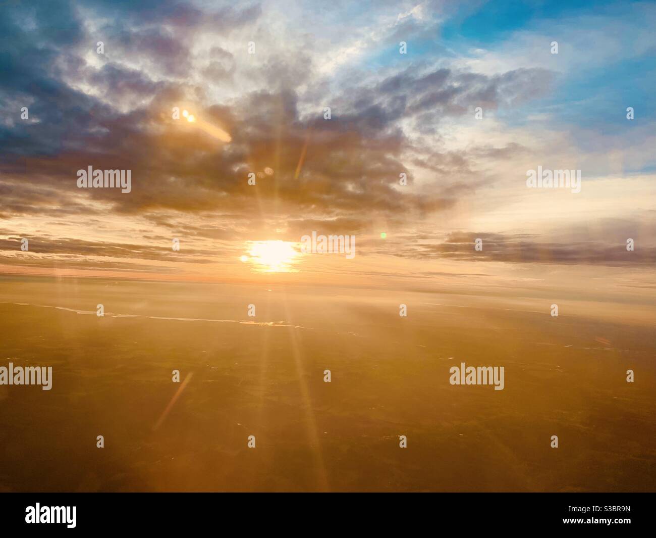 Sonnenaufgang am Himmel (im Flugzeug). Stockfoto